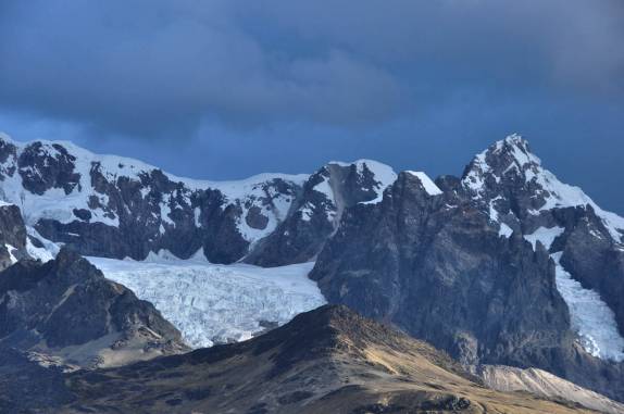As magníficas paisagens andinas na subida da cordilheira na Carretera Transoceanica, em direção à Cusco, no Peru